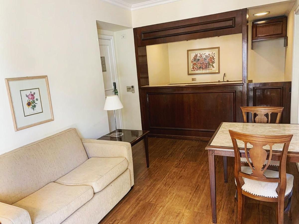 Deluxe Suite with Bathtub