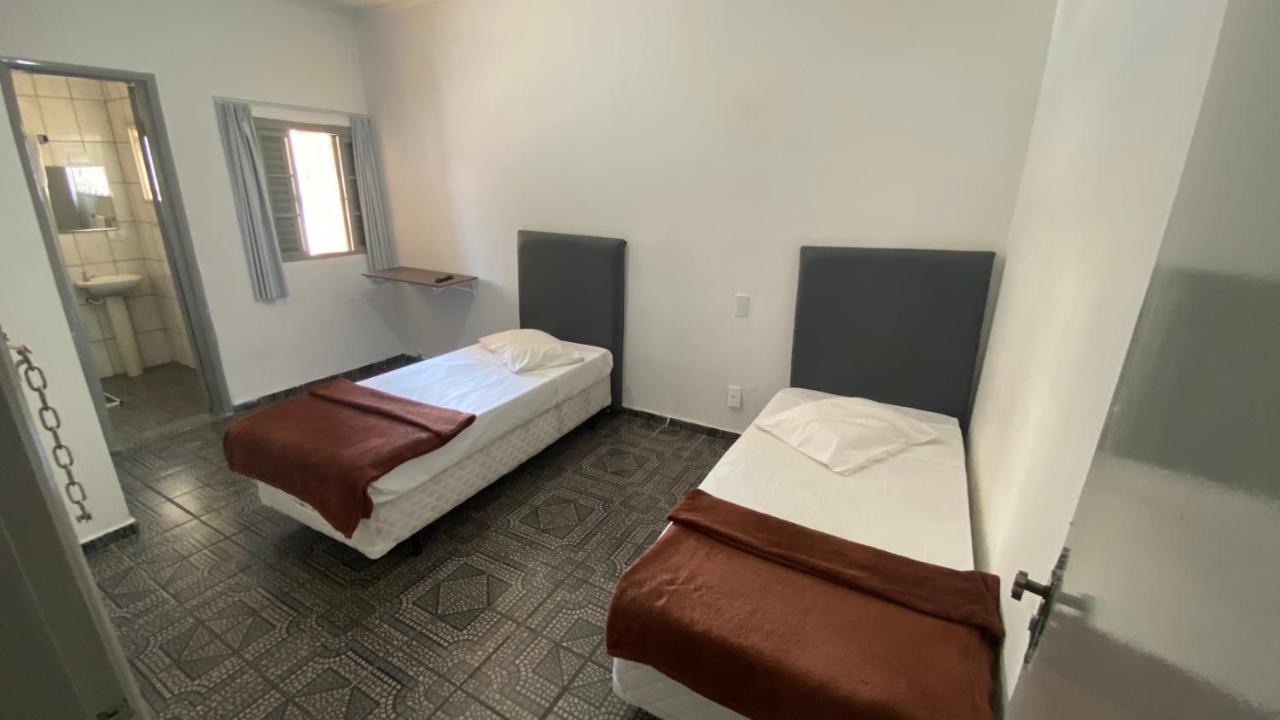 Quarto com 2 Camas de Solteiro