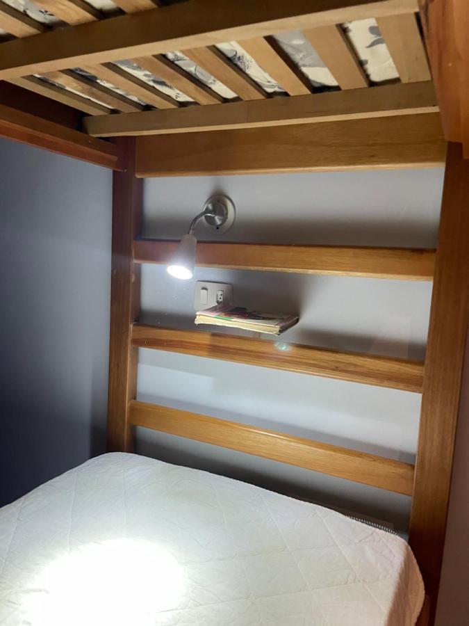 Cama num Dormitório Misto com 8 Camas