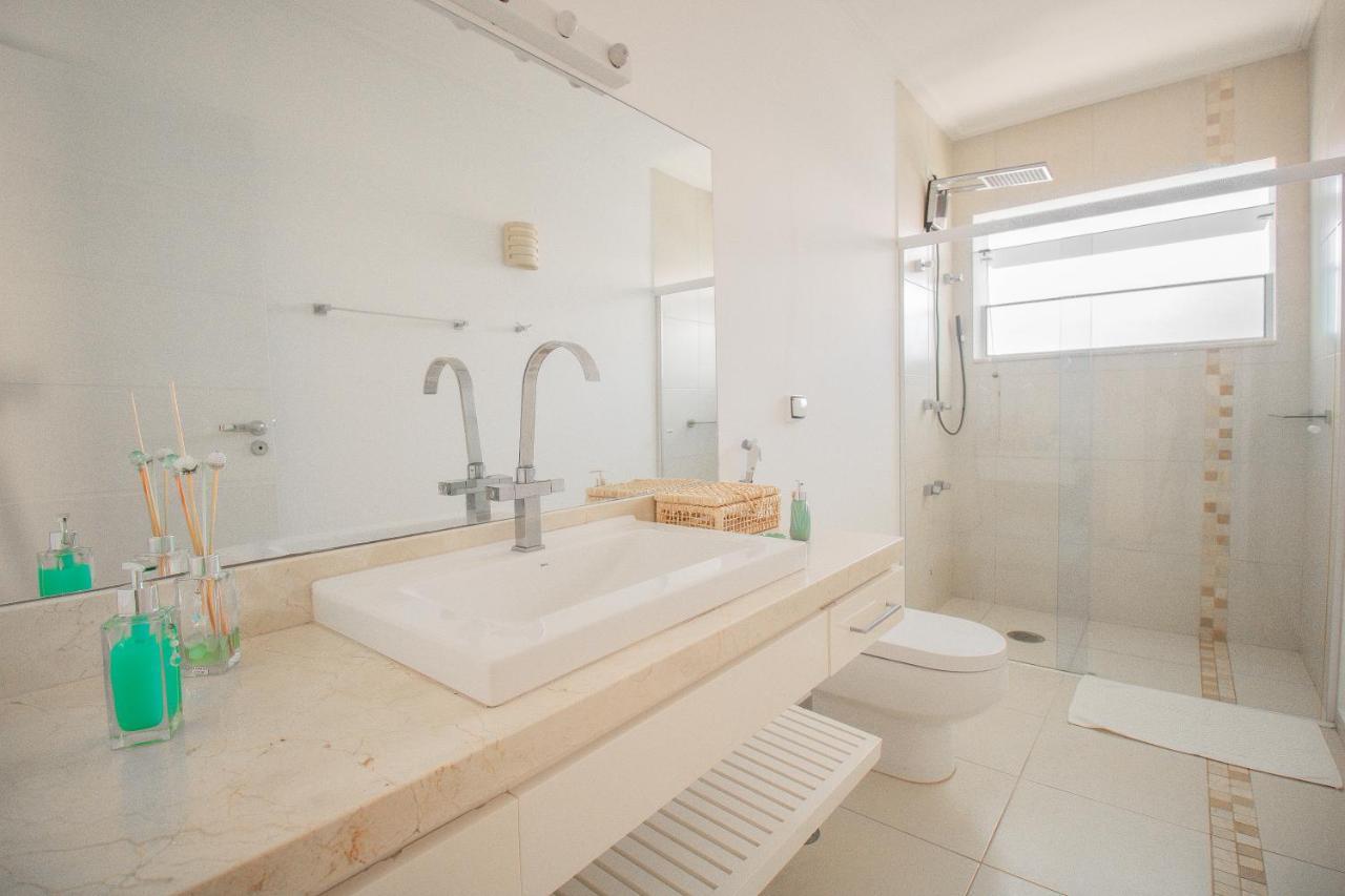 Quarto com Cama King-size e Vista do Mar