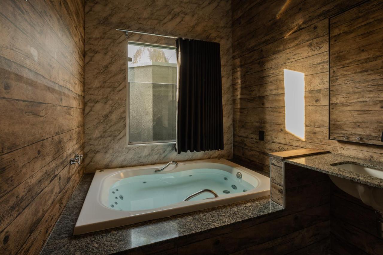 Suite Hot Tub,1115929554:JPEG