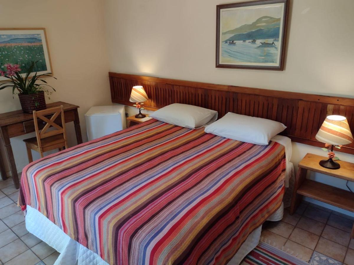 Quarto com Cama de Casal ou 2 de Solteiro e Banheiro