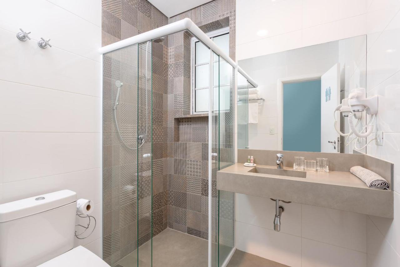 Quarto com 2 Camas de Solteiro e Banheiro Privativo Externo