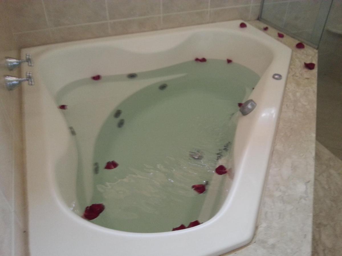 Suite with Hot Tub,1746893688:JPEG