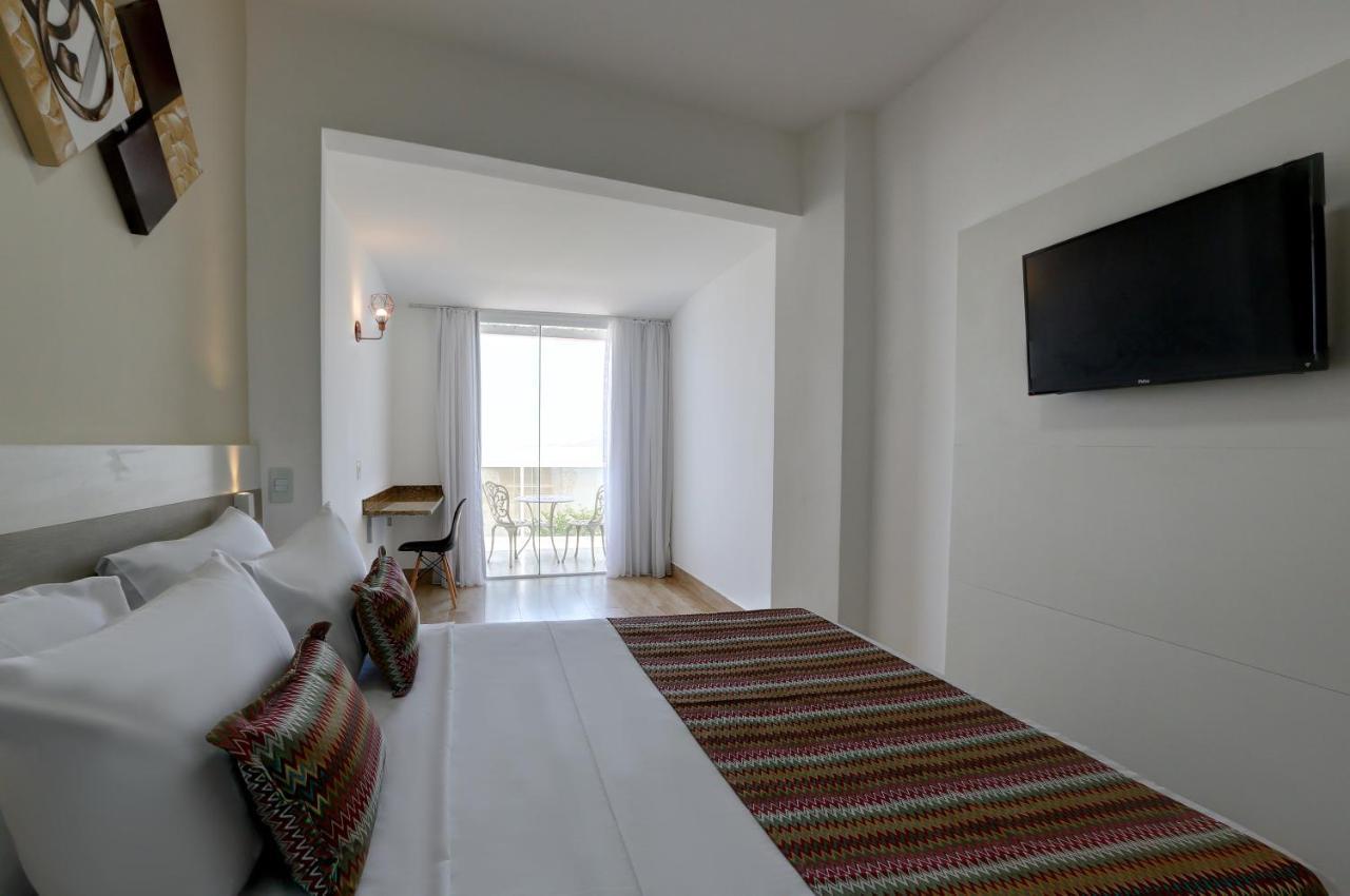 Quarto de Luxo com Cama Queen-size, Vista e Varanda - Não Fumantes