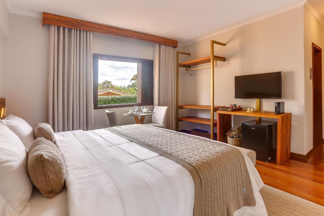 Quarto com Cama King-size e Vista do Jardim