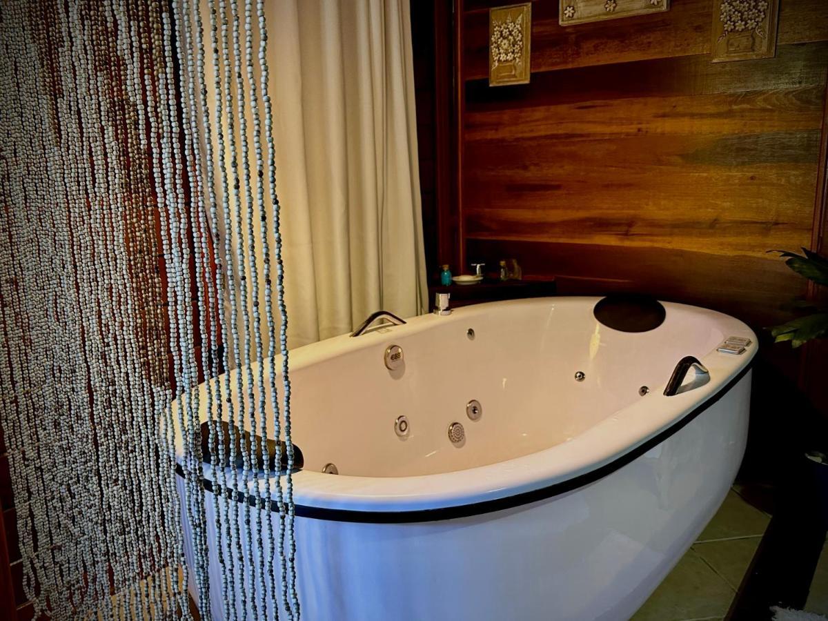 Quarto Duplo com Banheira de Hidromassagem