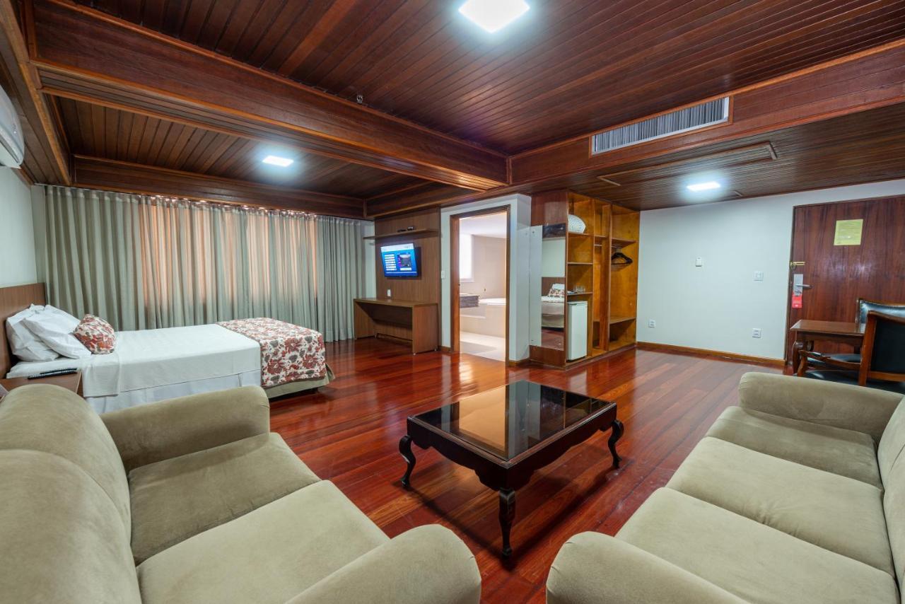 Suíte com Cama King-size e Banheira de Hidromassagem