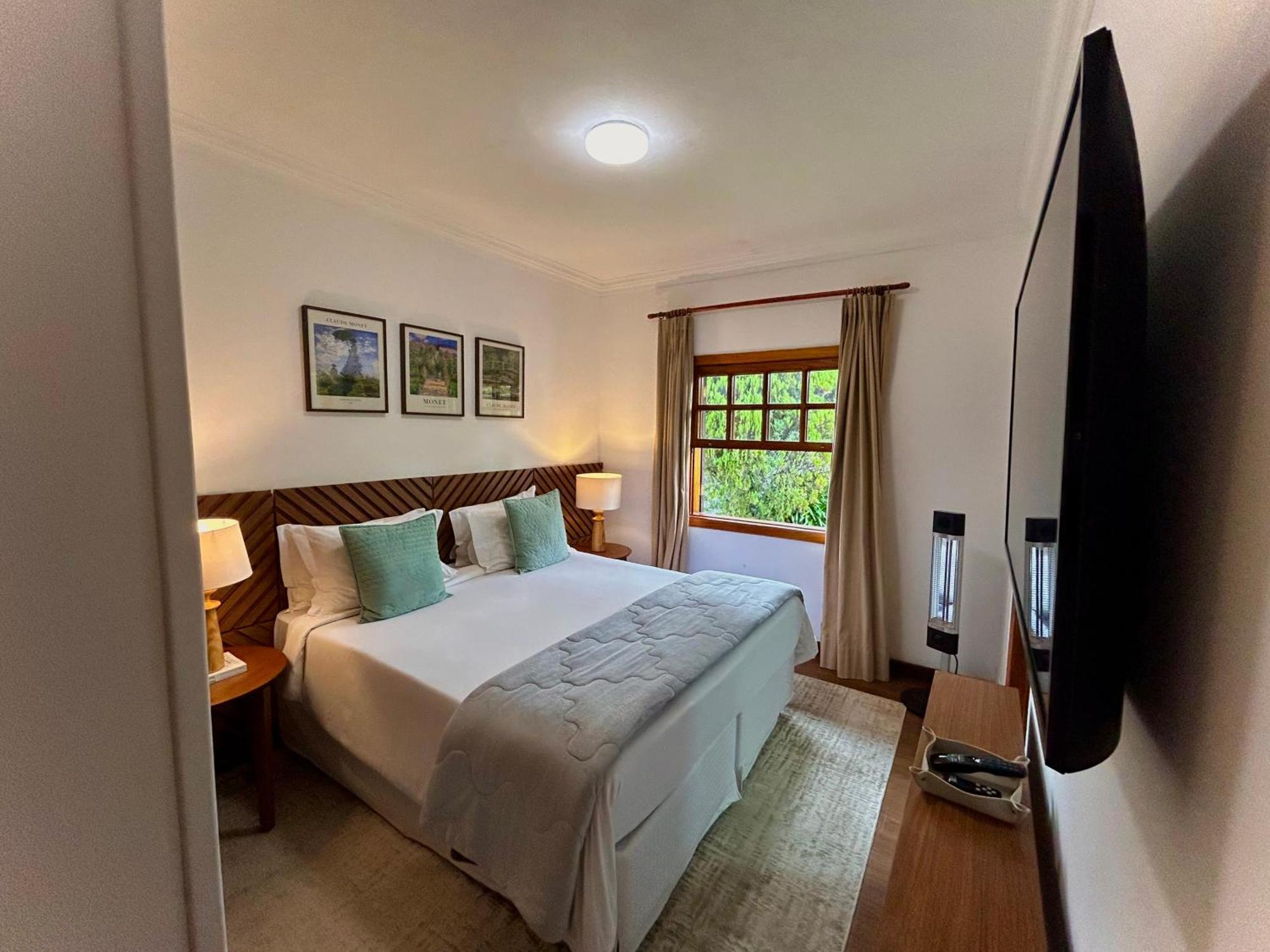 Quarto com Cama de Casal ou 2 de Solteiro e Vista do Jardim