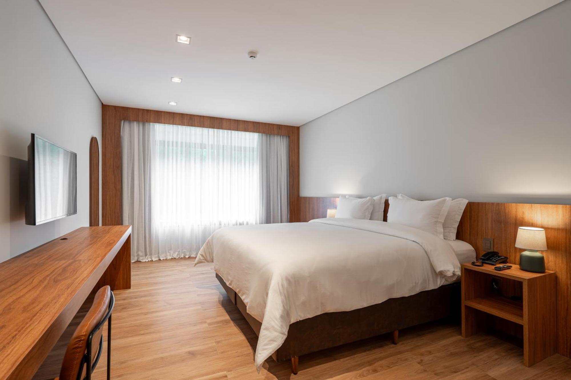 Quarto com Cama King-size e Vista do Jardim