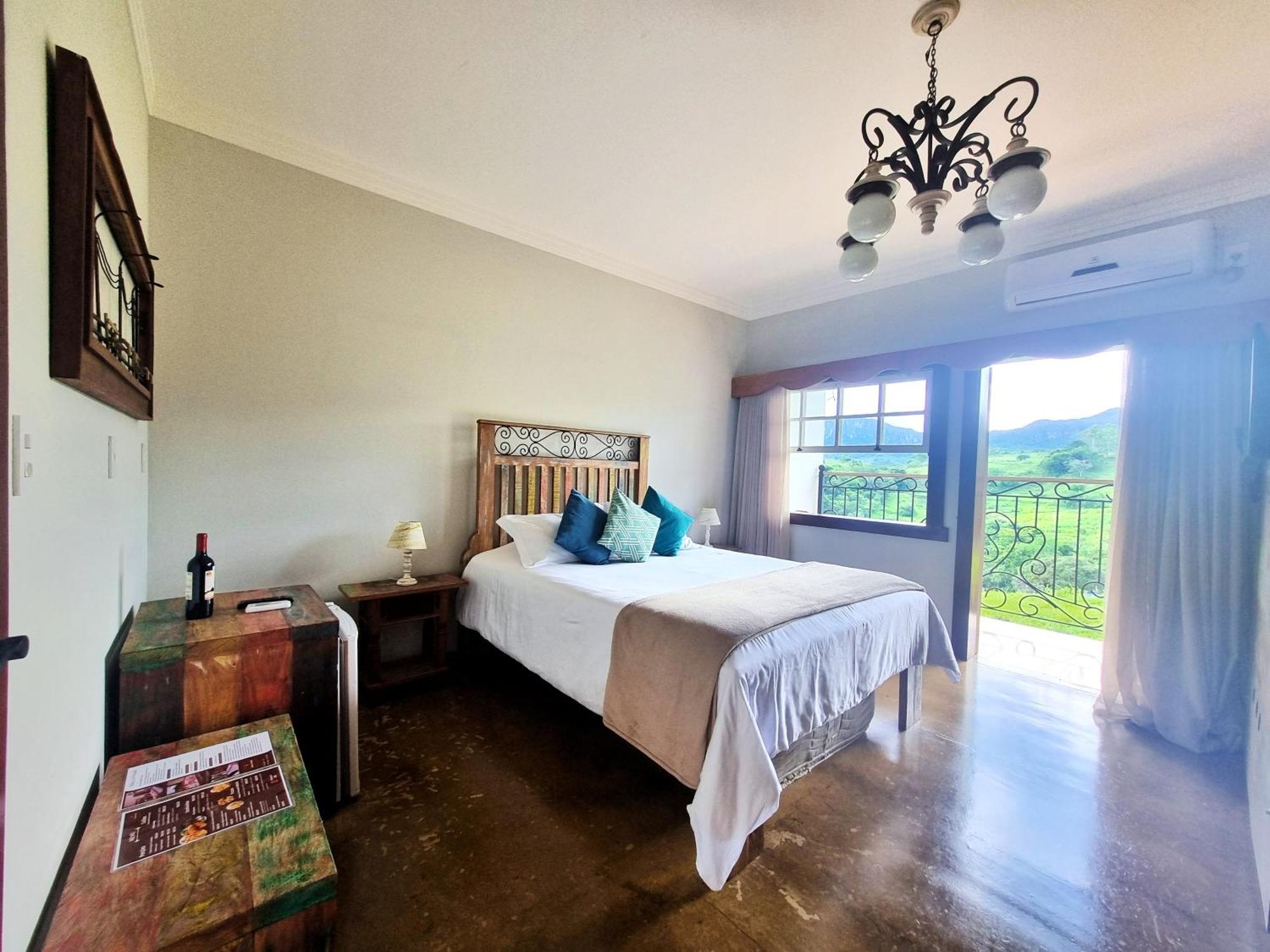 Quarto com Cama Queen-size e Banheira de Hidromassagem