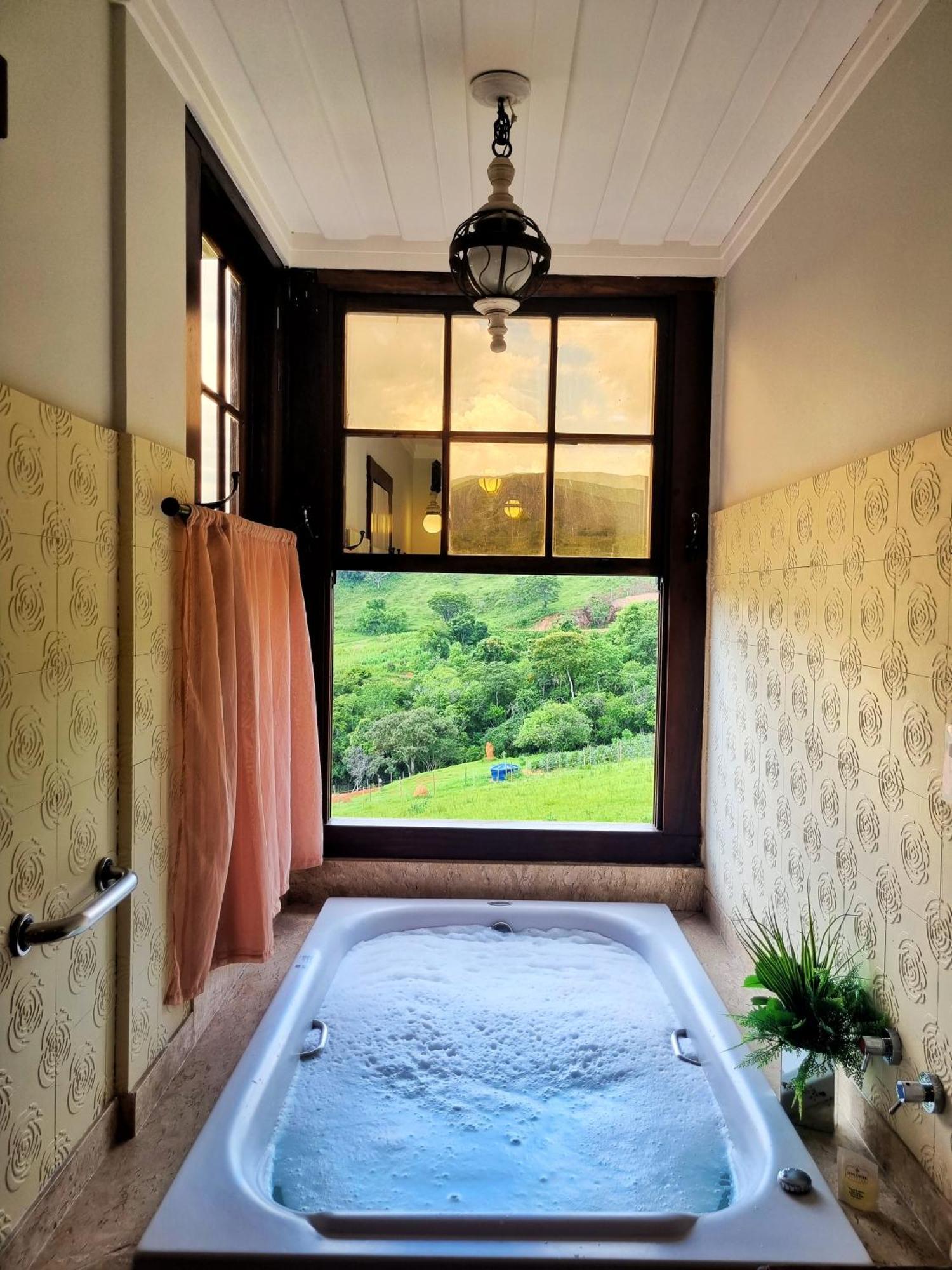 Quarto com Cama Queen-size, Banheira de Hidromassagem, Varanda e Vista da Montanha