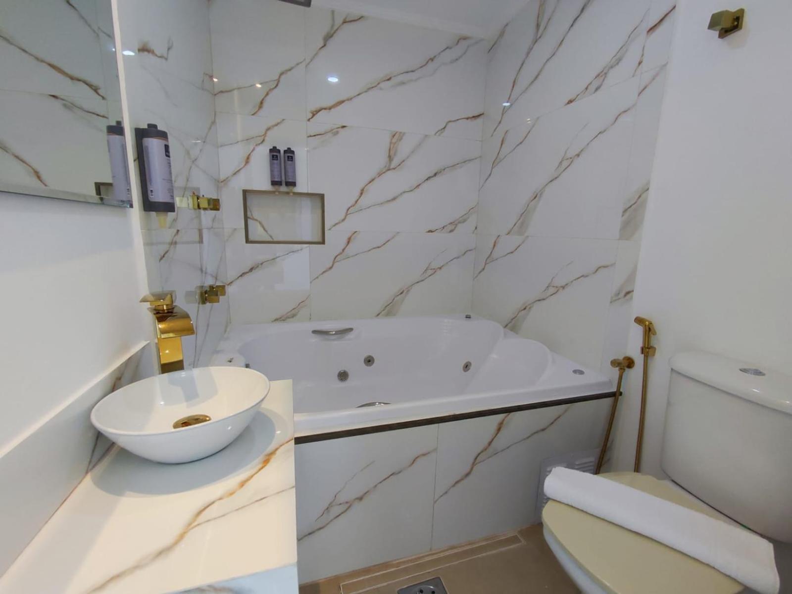Deluxe Double Room Bath,1772945854:JPEG