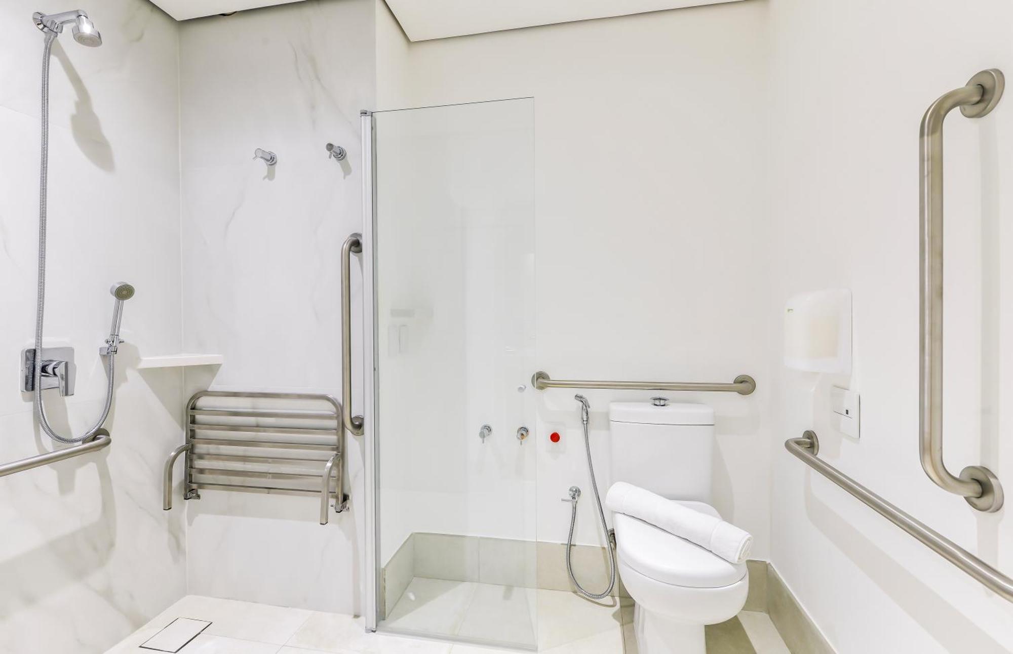 Queen Room Roll Shower Mobility Accessible,1544111506:JPEG