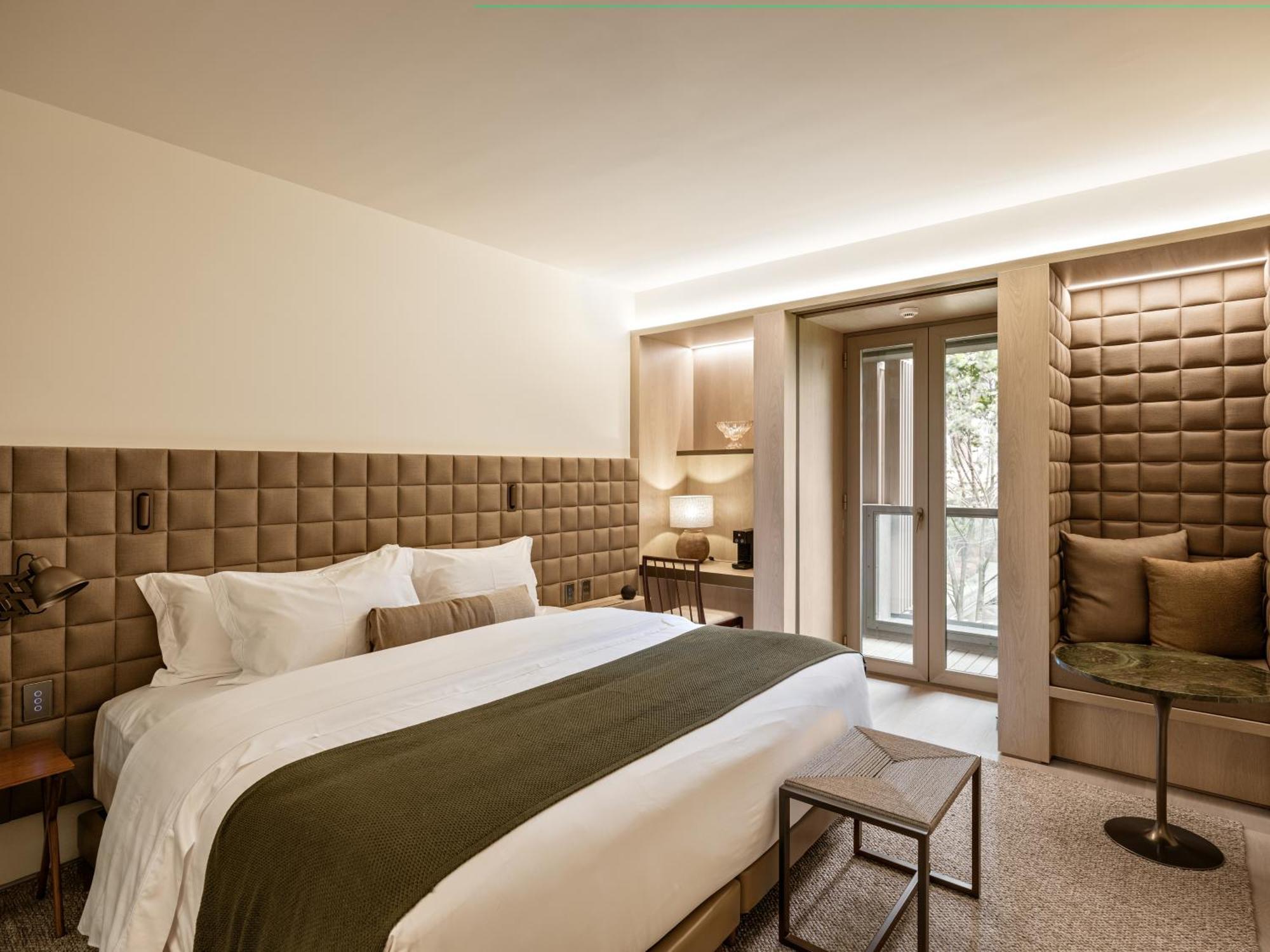Deluxe King Room,1569926327:JPEG