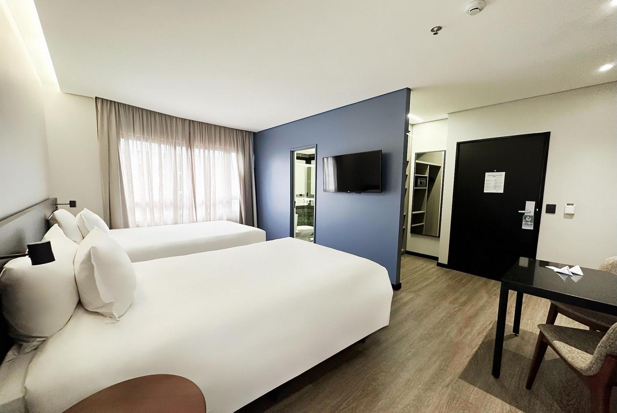 Premier Room Two Single Bed Bath