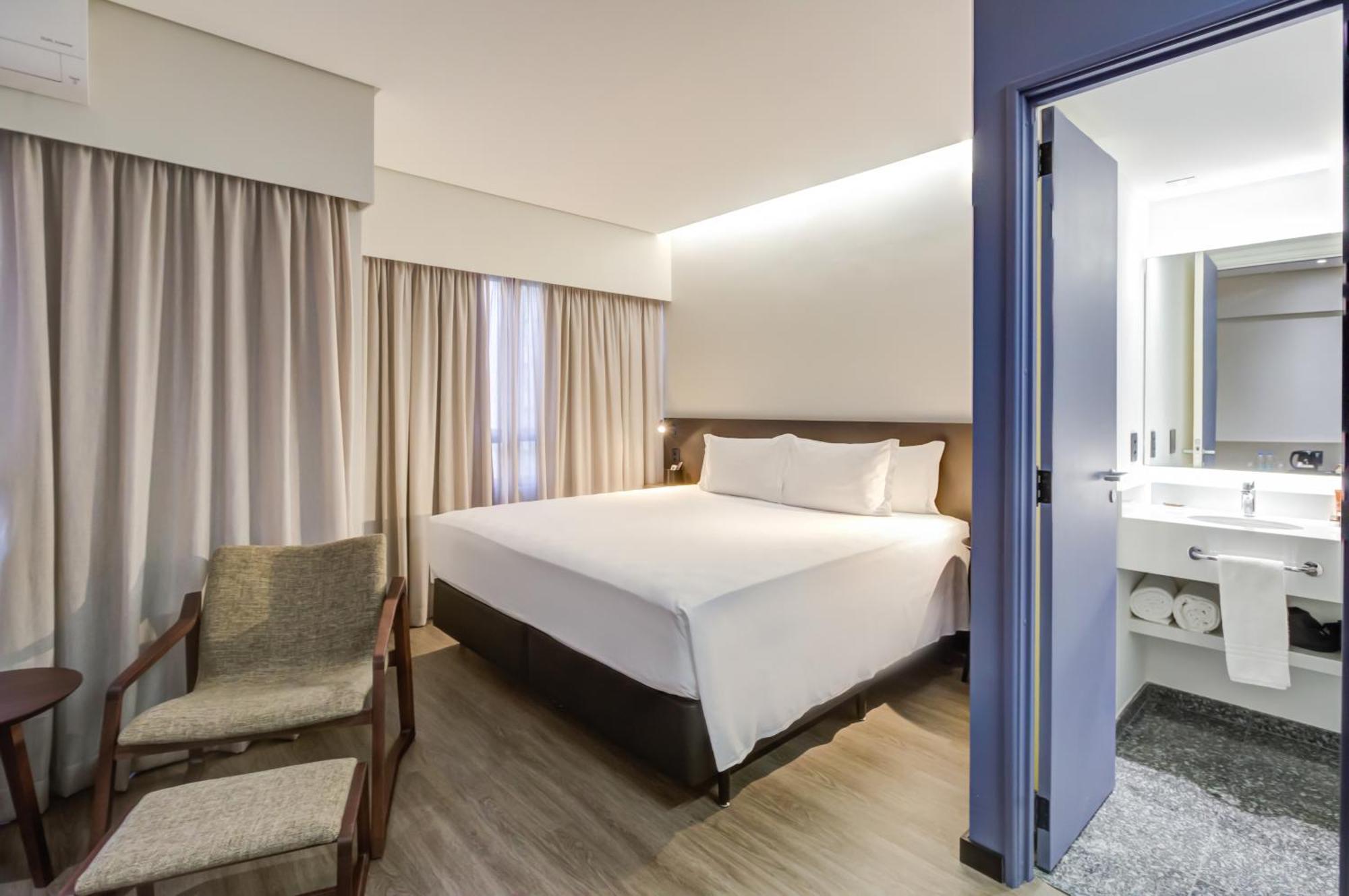 Premier Room King Size Bed Bath
