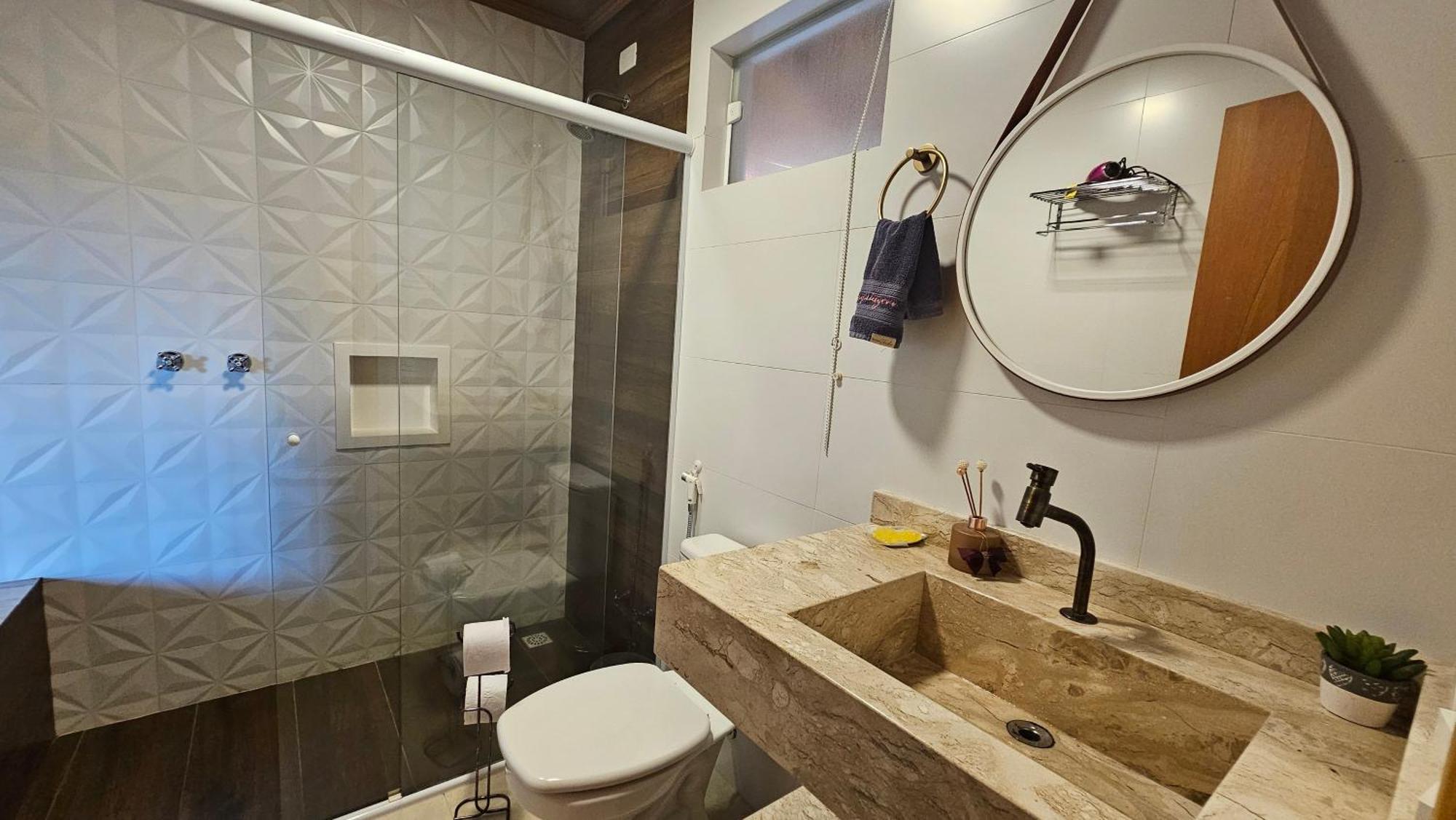 Quarto com Cama Queen-size, Banheira de Hidromassagem e Varanda