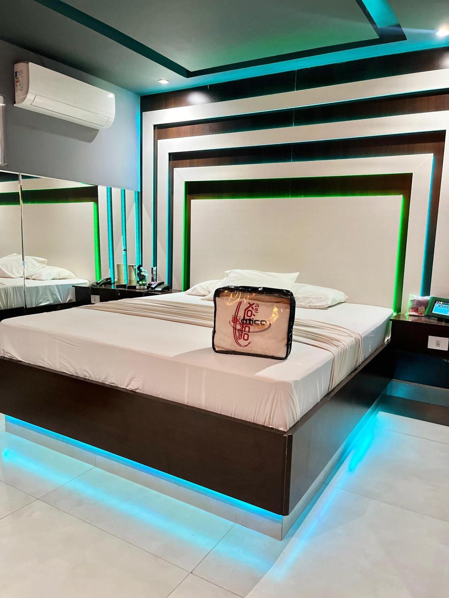 Deluxe Suite Spa Bath