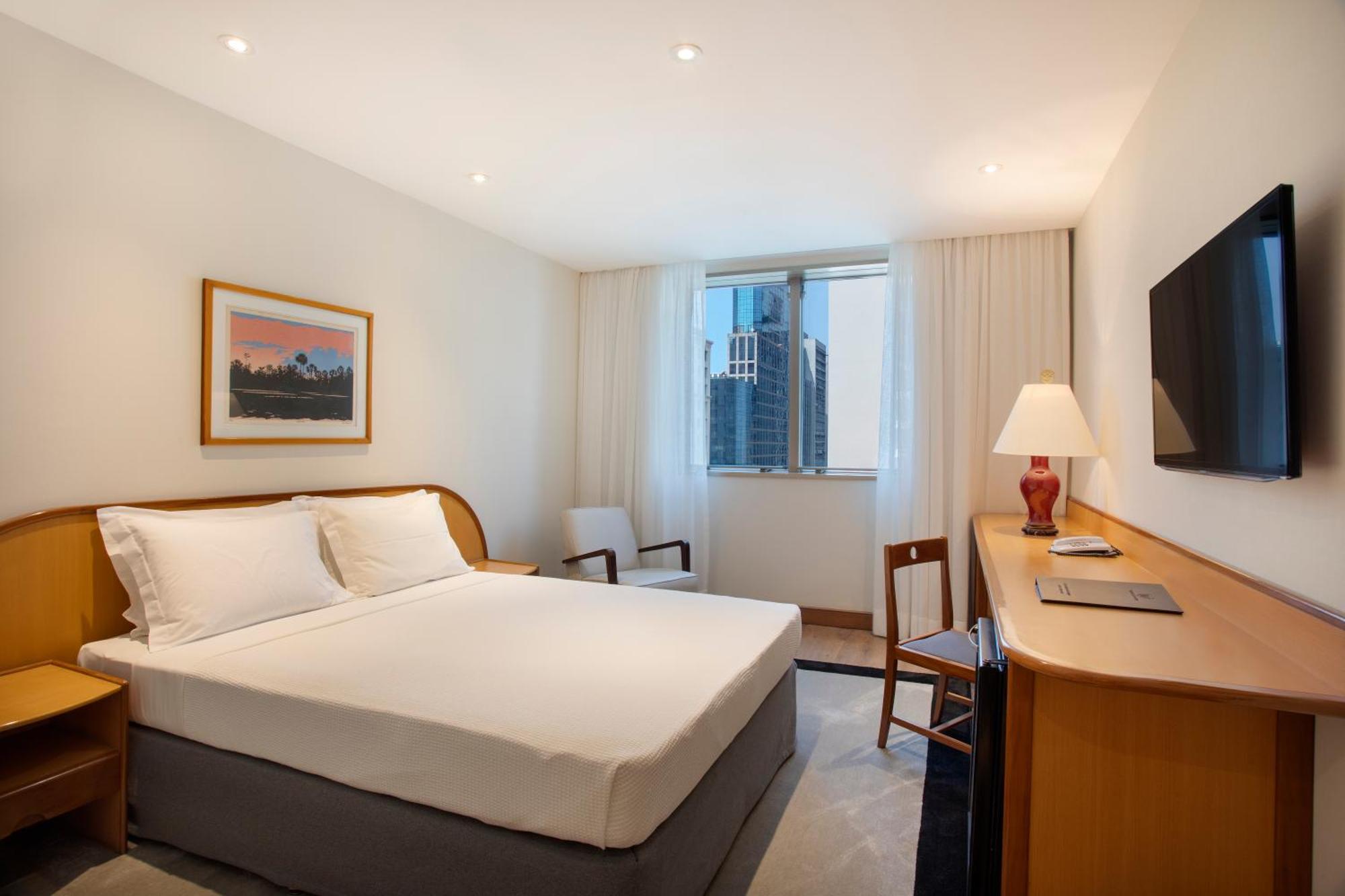 Quarto Superior Executivo com Cama Casal e Vista da Cidade