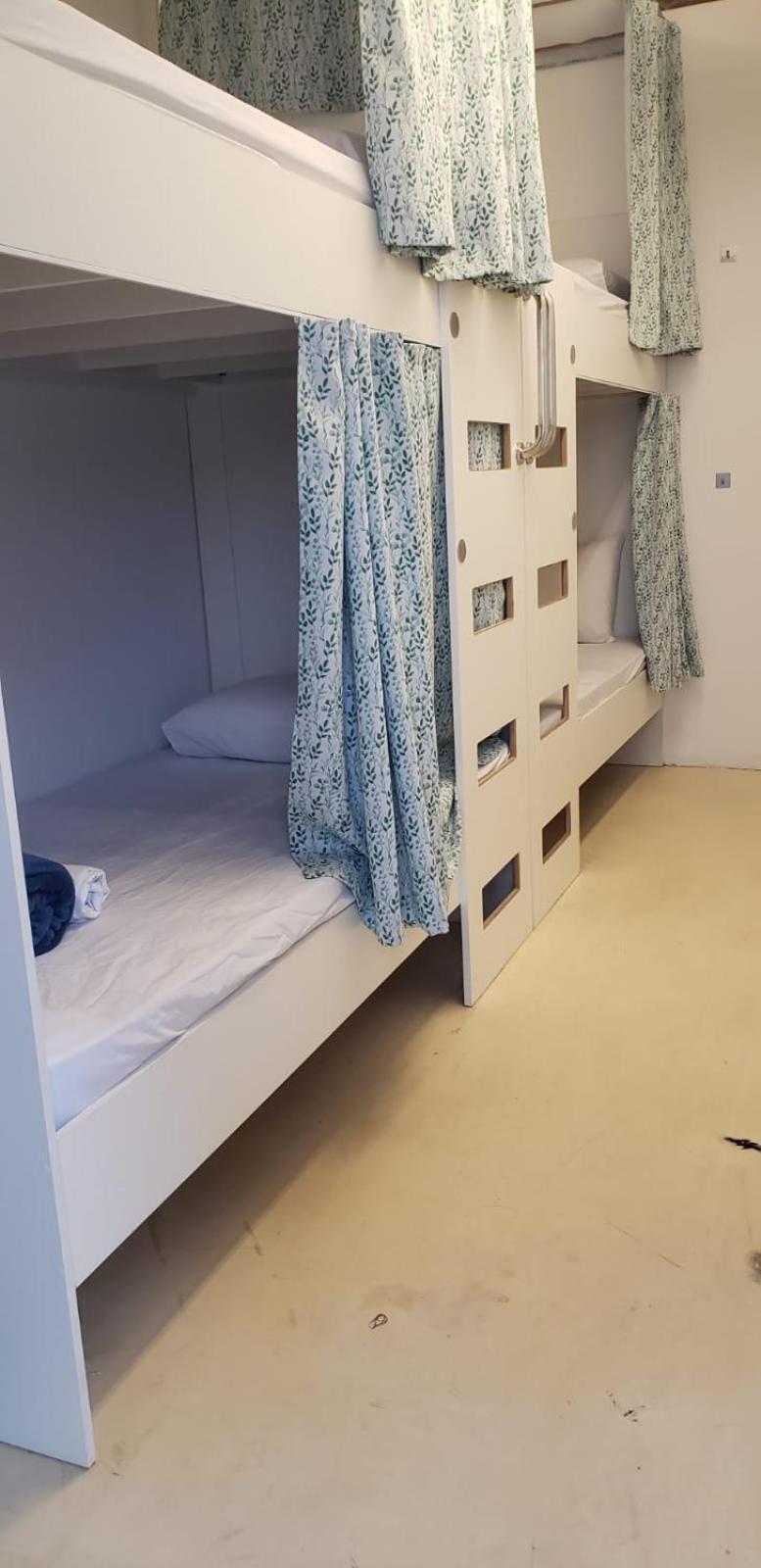 Cama num Dormitório Misto com 8 Camas