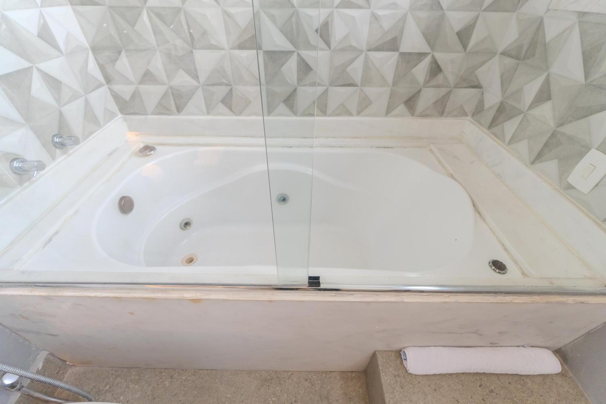 Suite Bathtub