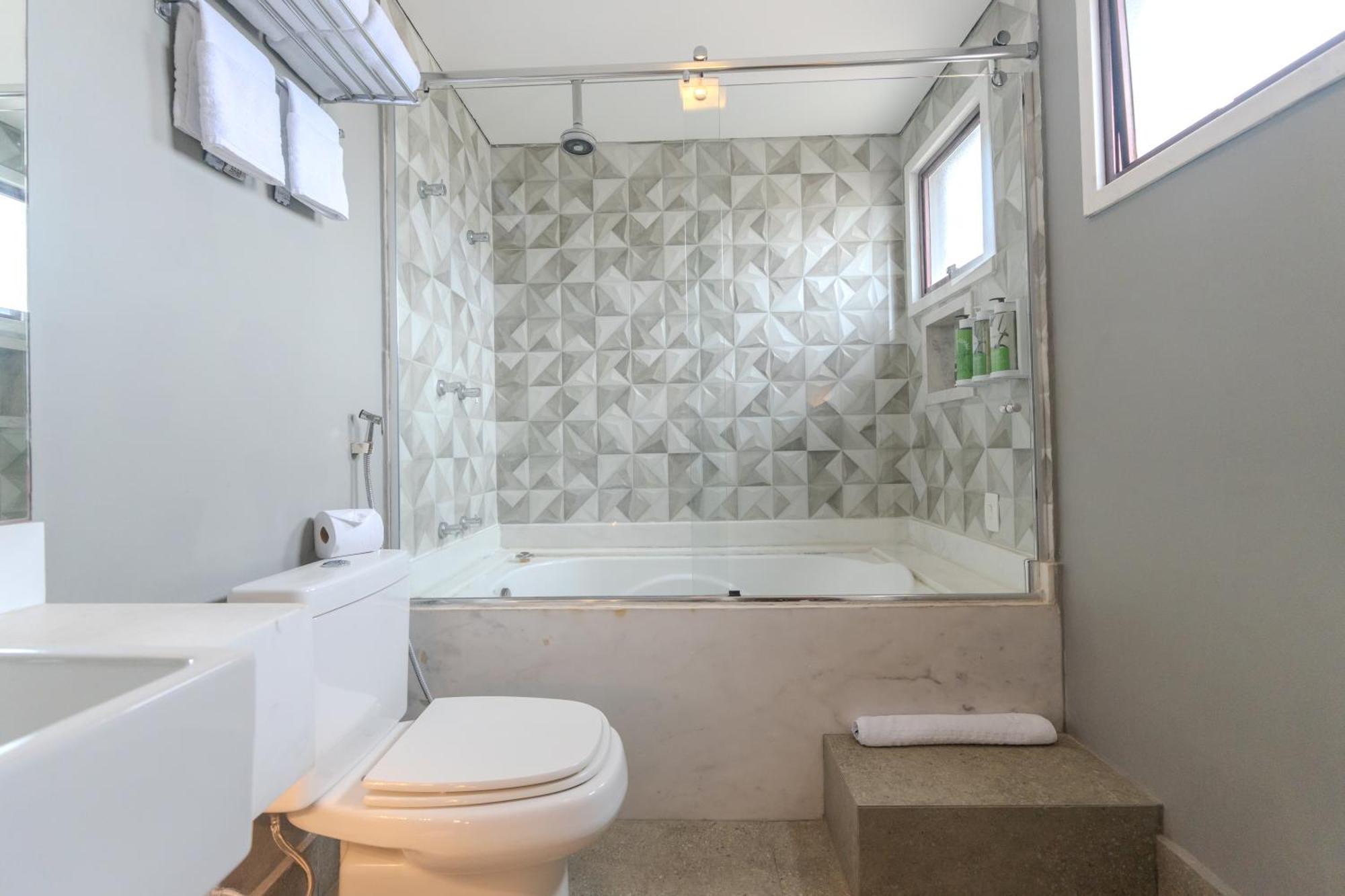 Suite Bathtub