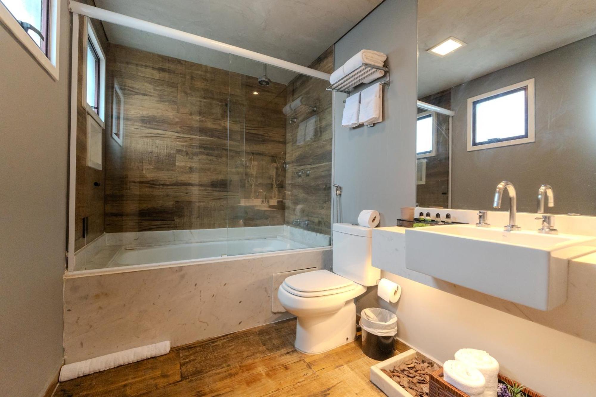 Suite Bathtub