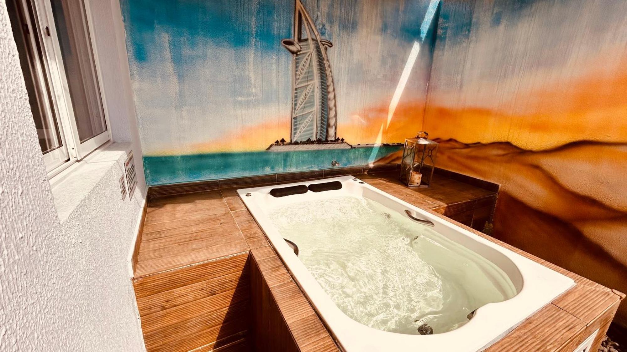 Quarto com Cama King-size e Banheira de Hidromassagem