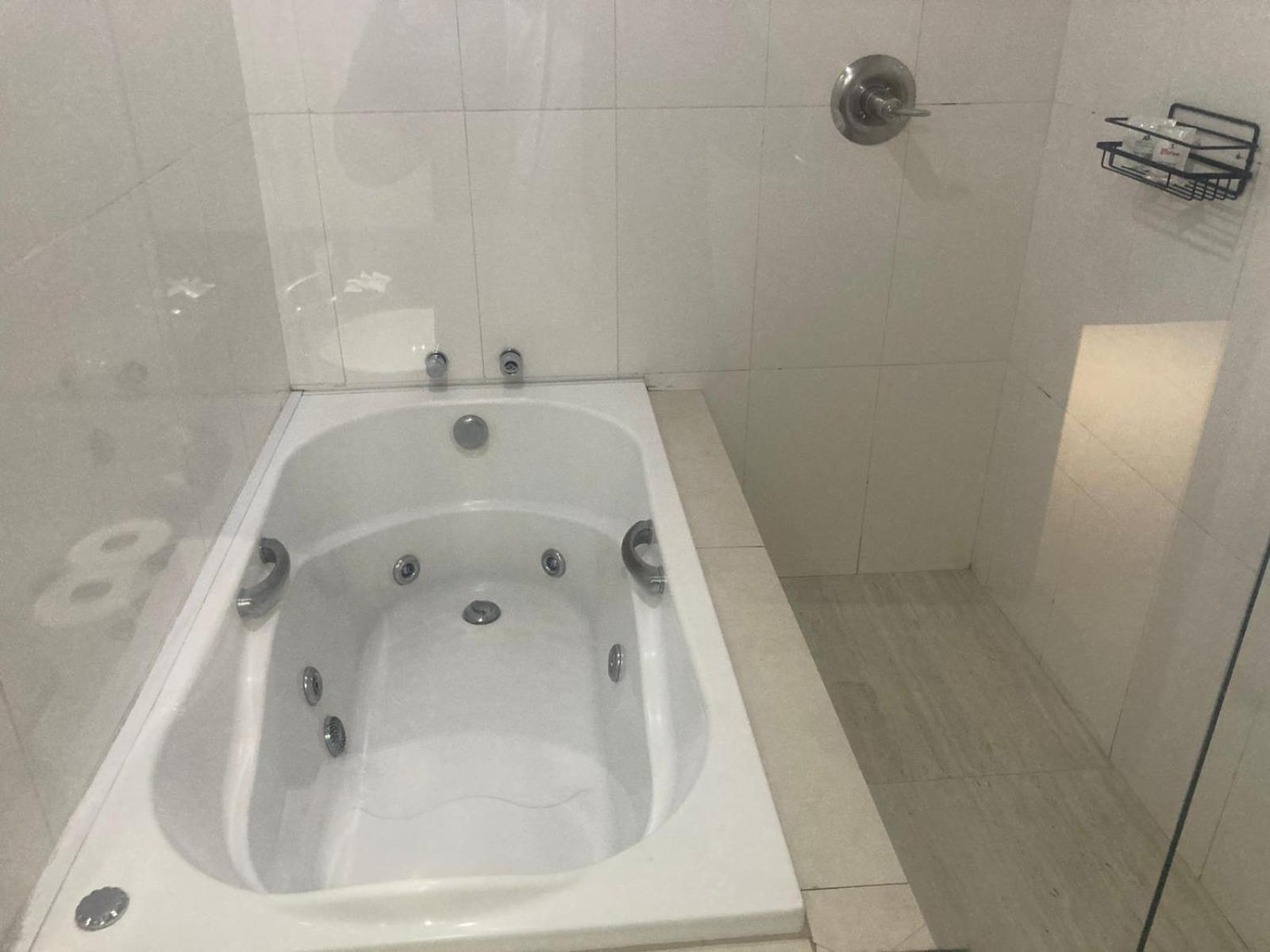 Deluxe Suite Spa Bath