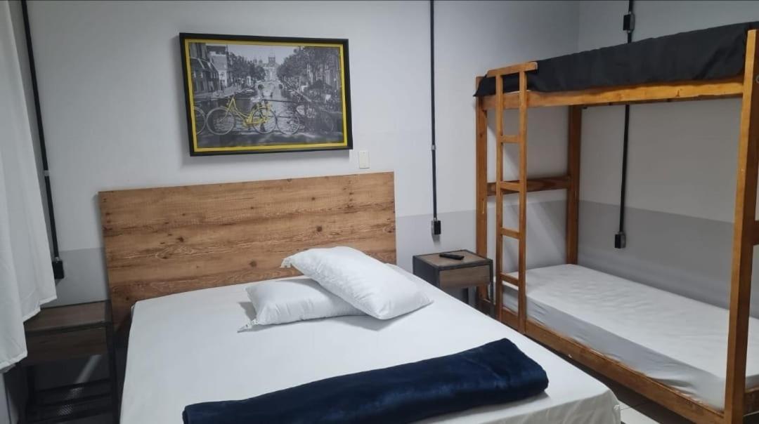 Quarto com Cama de Casal ou 2 de Solteiro