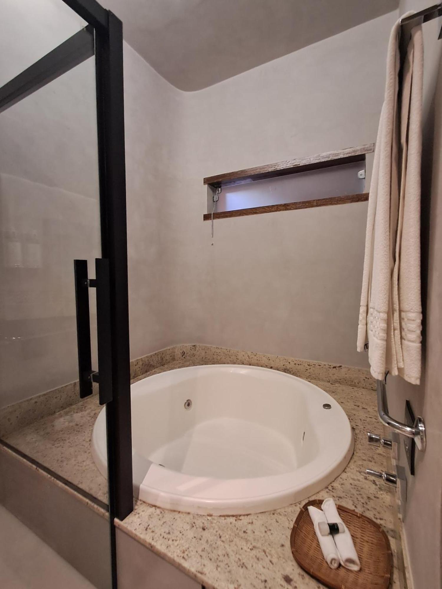 Quarto Luxo Superior Triplo com Banheira,1651208010:JPEG