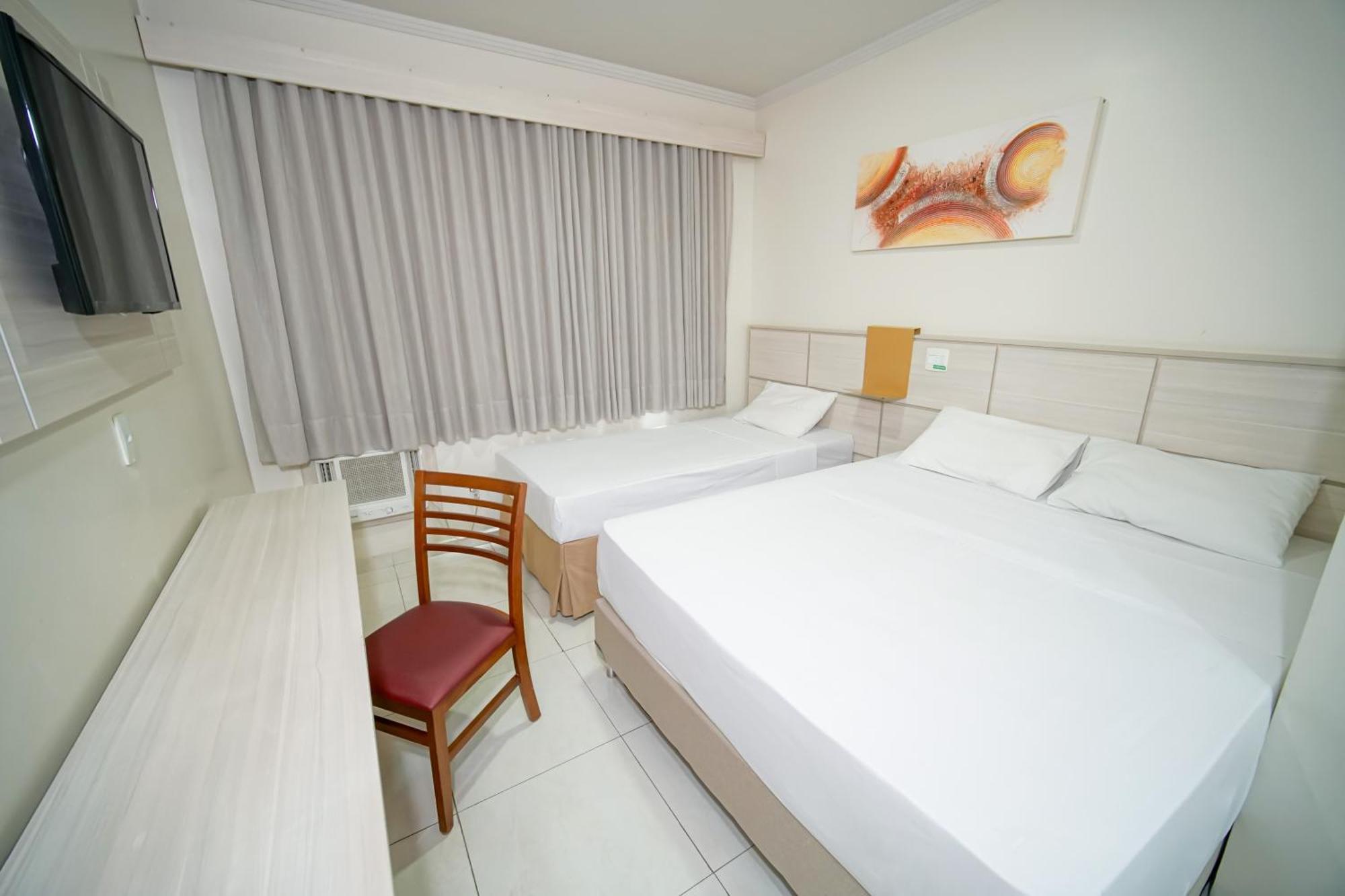 Quarto com 1 Cama de Casal Queen e 1 Cama de Solteiro