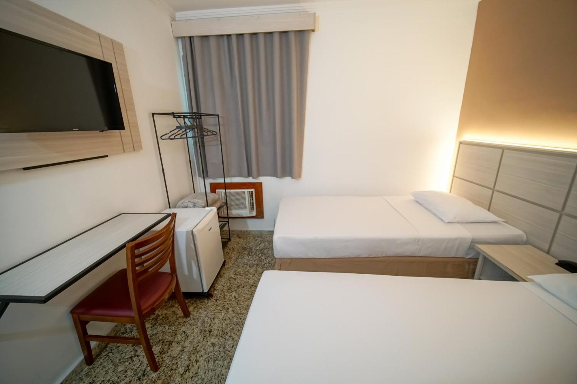 Quarto com 1 Cama de Casal Queen e 1 Cama de Solteiro