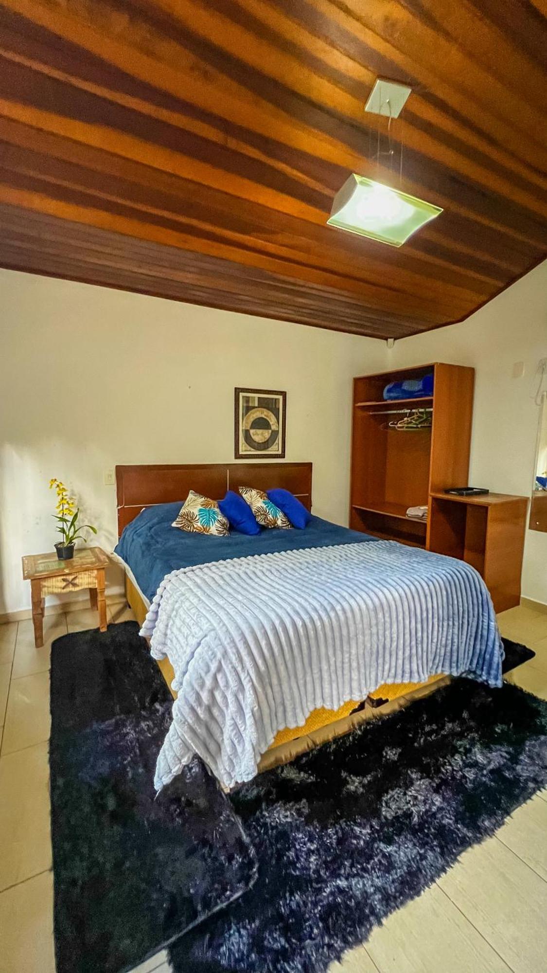 Suíte com Cama King-size e Banheira de Hidromassagem