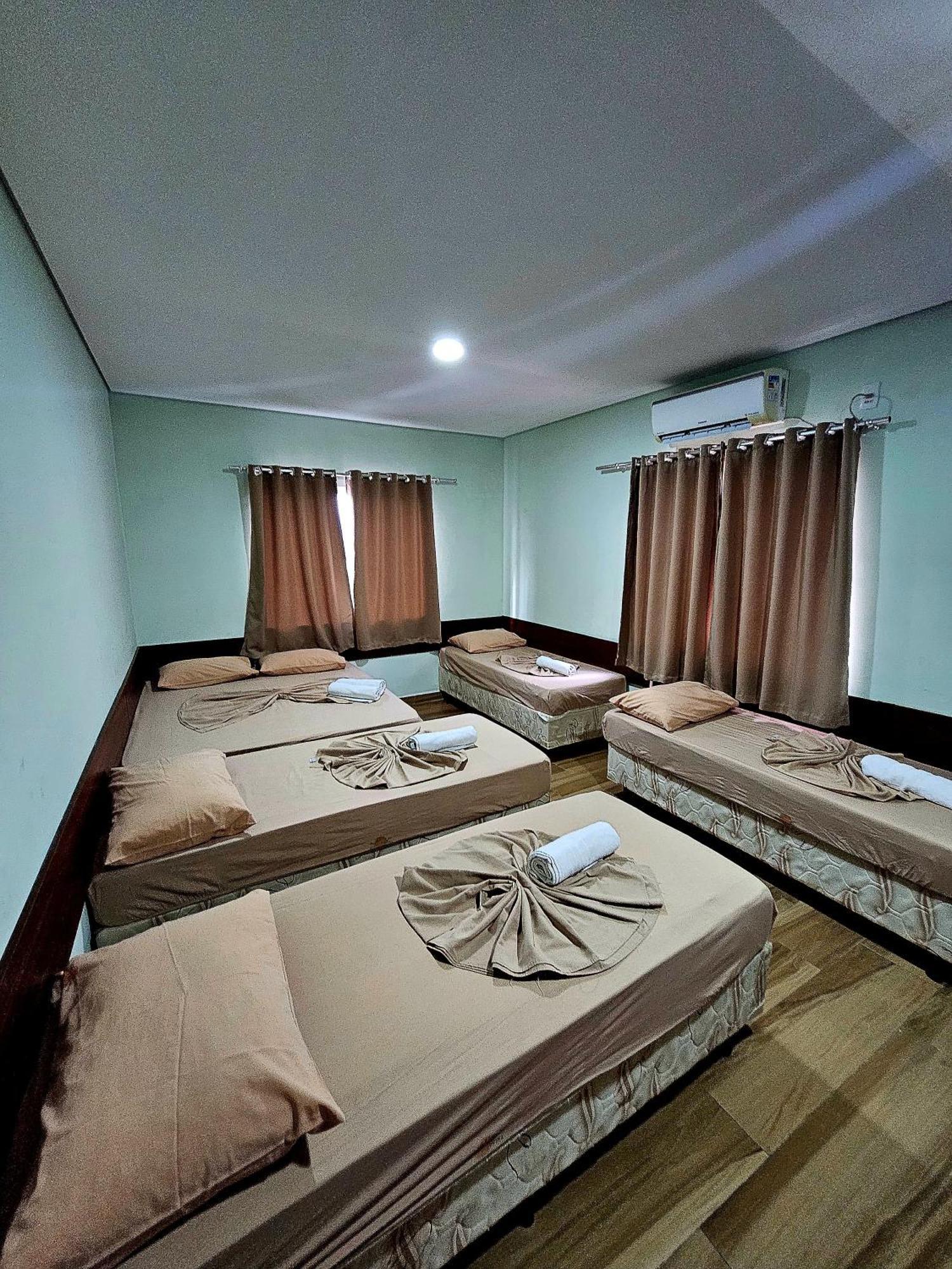 Quarto Família (5 Adultos)