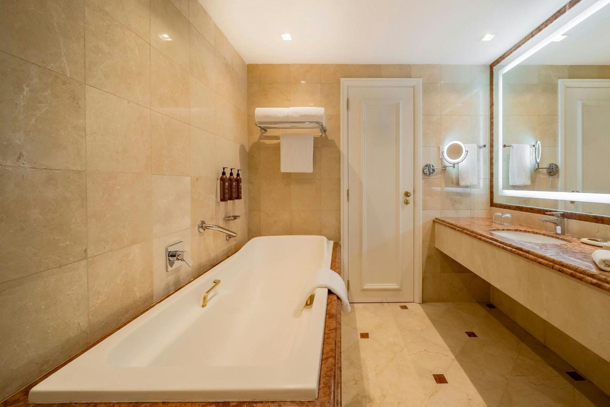 Deluxe King Room,1697853910:JPEG