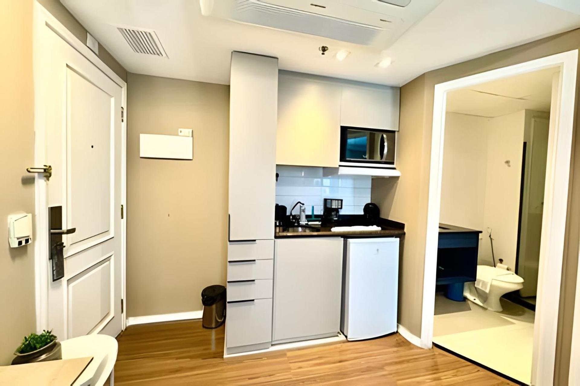 Deluxe One-Bedroom Apartment City View