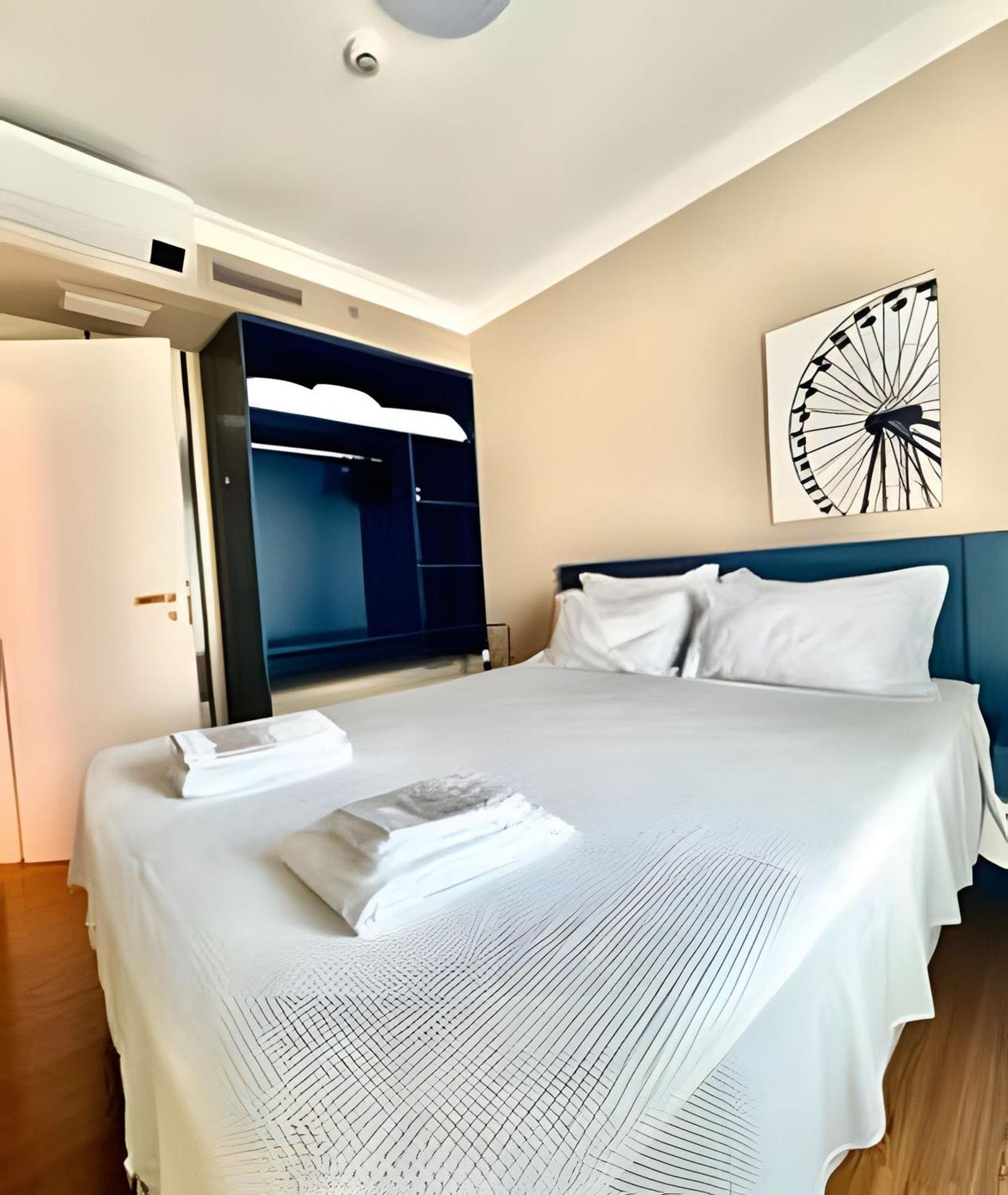 Deluxe One-Bedroom Apartment City View