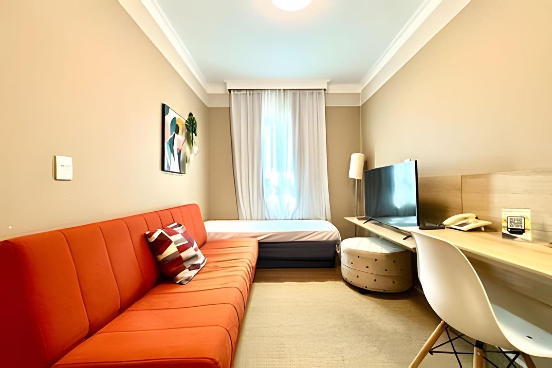 Deluxe One-Bedroom Apartment City View