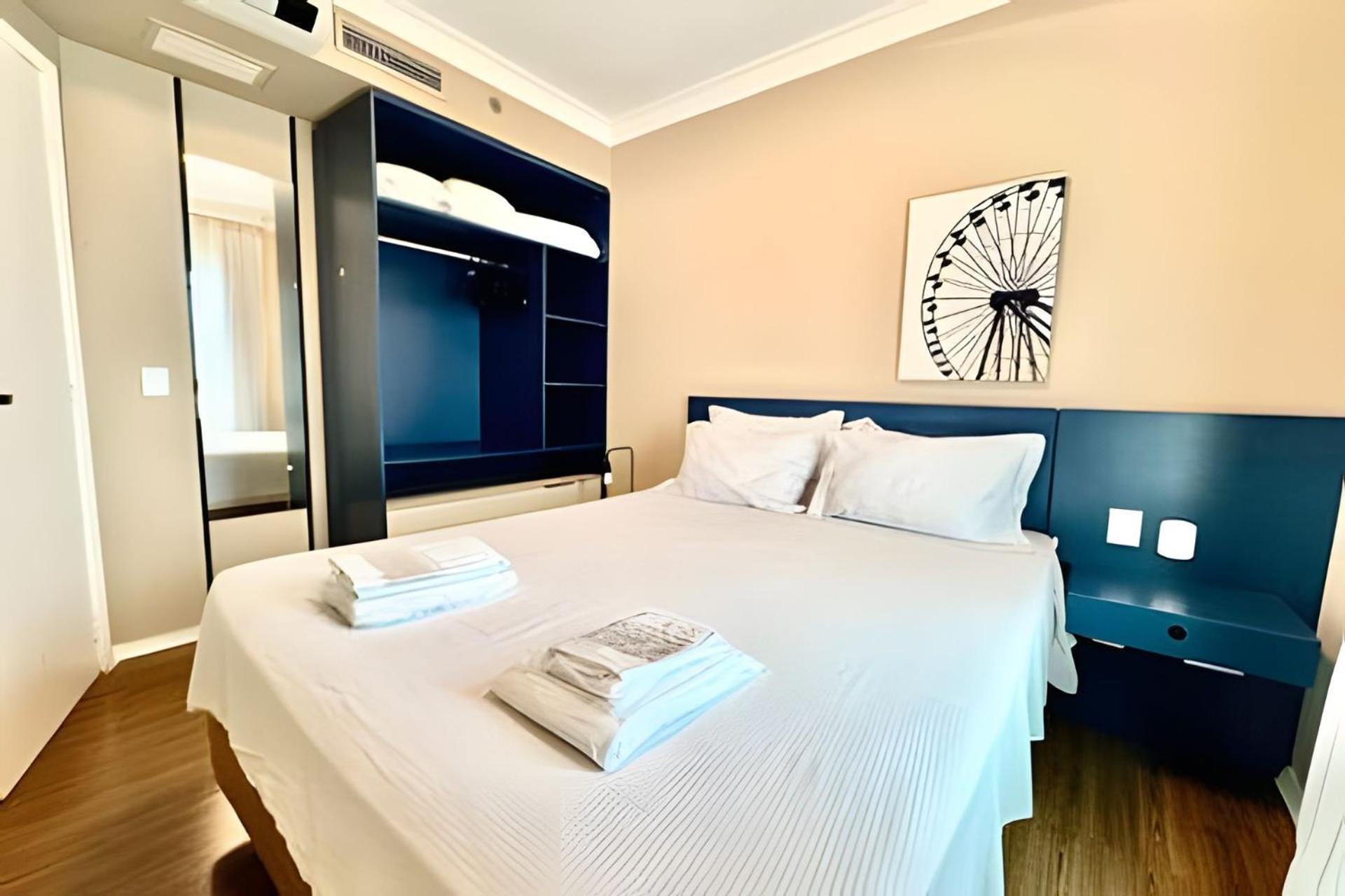 Deluxe One-Bedroom Apartment City View