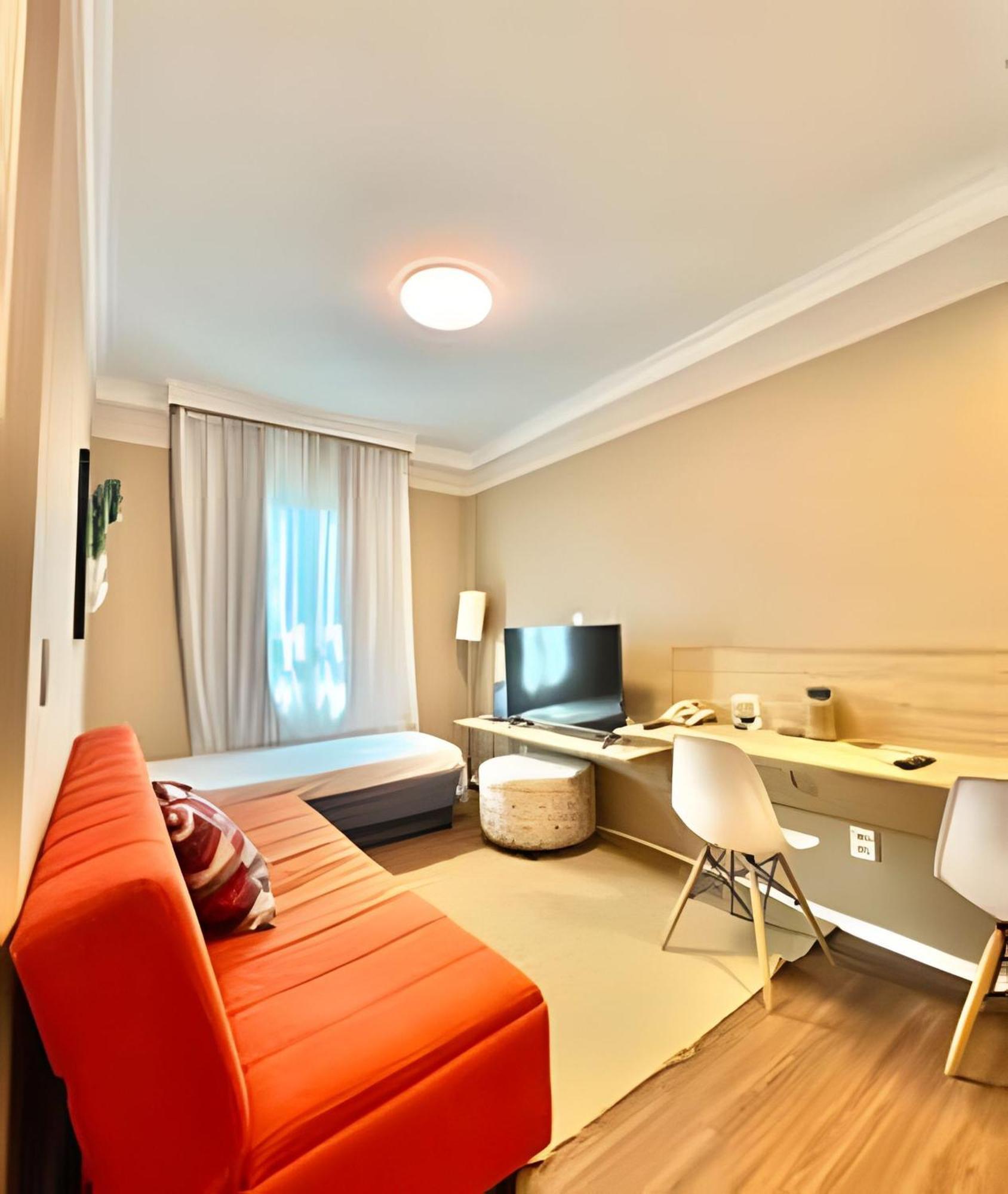 Deluxe One-Bedroom Apartment City View