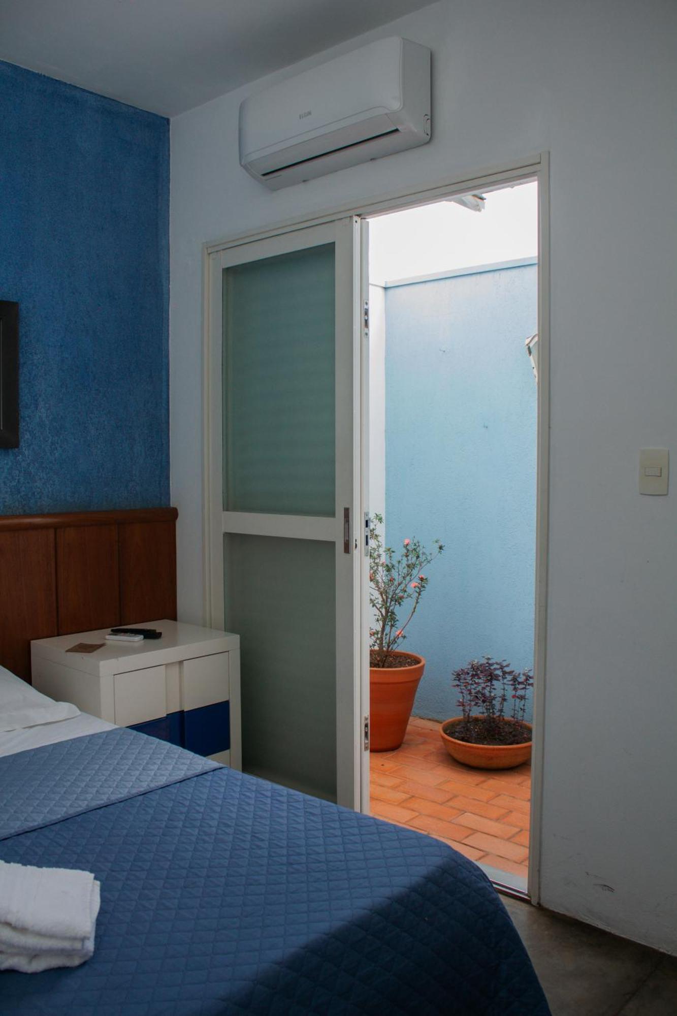 Quarto com Cama de Casal ou 2 de Solteiro e Banheiro Privativo