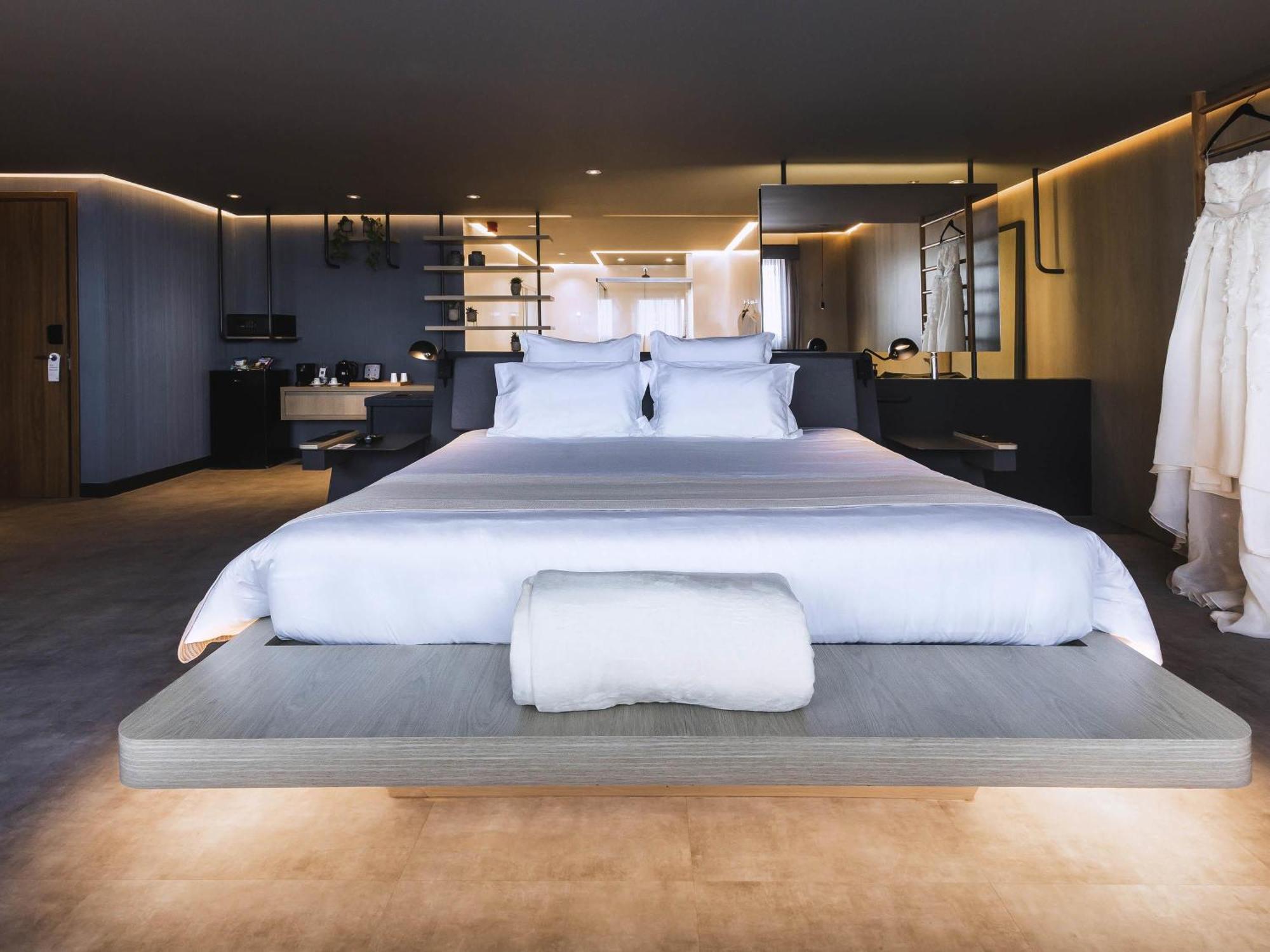 Suíte Master com Cama King-Size e Banheira