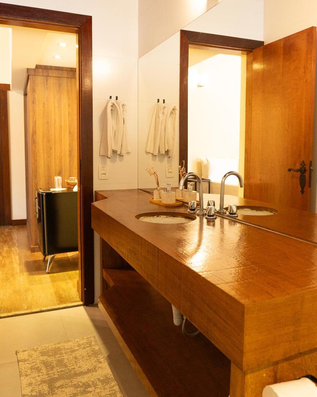 Deluxe Queen Suite