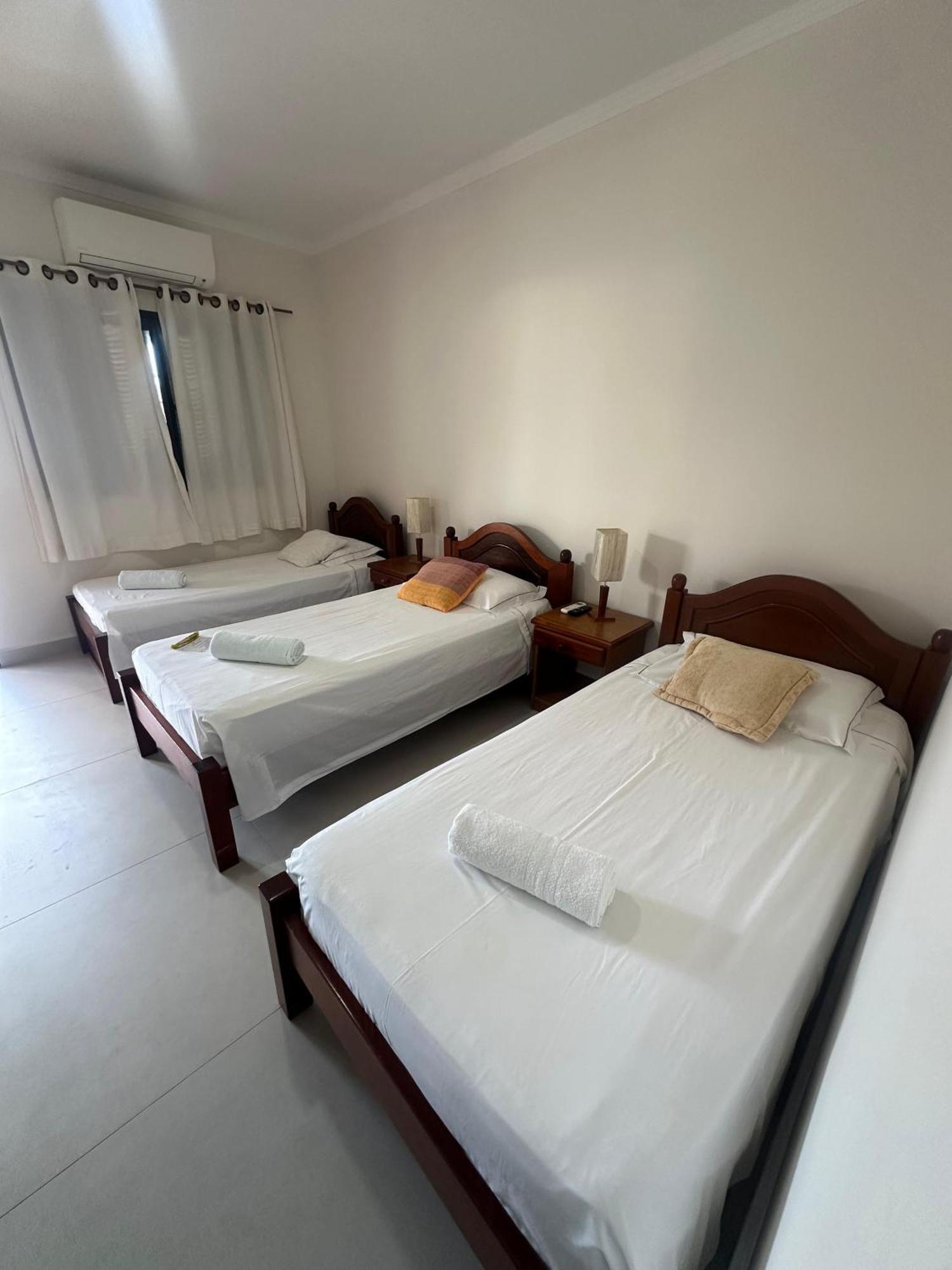 Quarto Triplo com 3 Camas de Solteiro