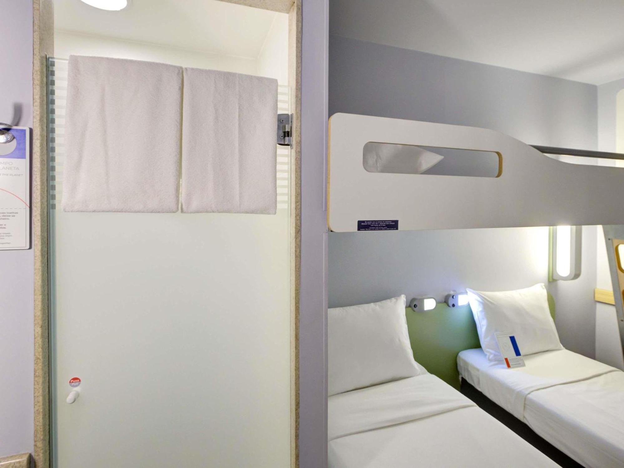 Camera Standard Doppia con Letti Singoli e Letto a Castello