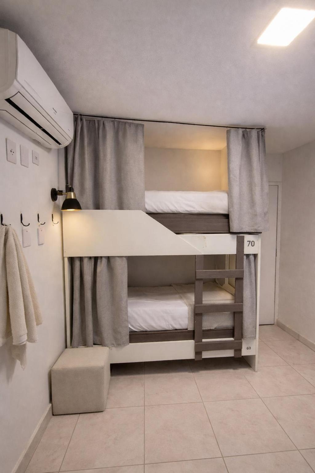 Posto Letto in Dormitorio Misto con 4 Letti