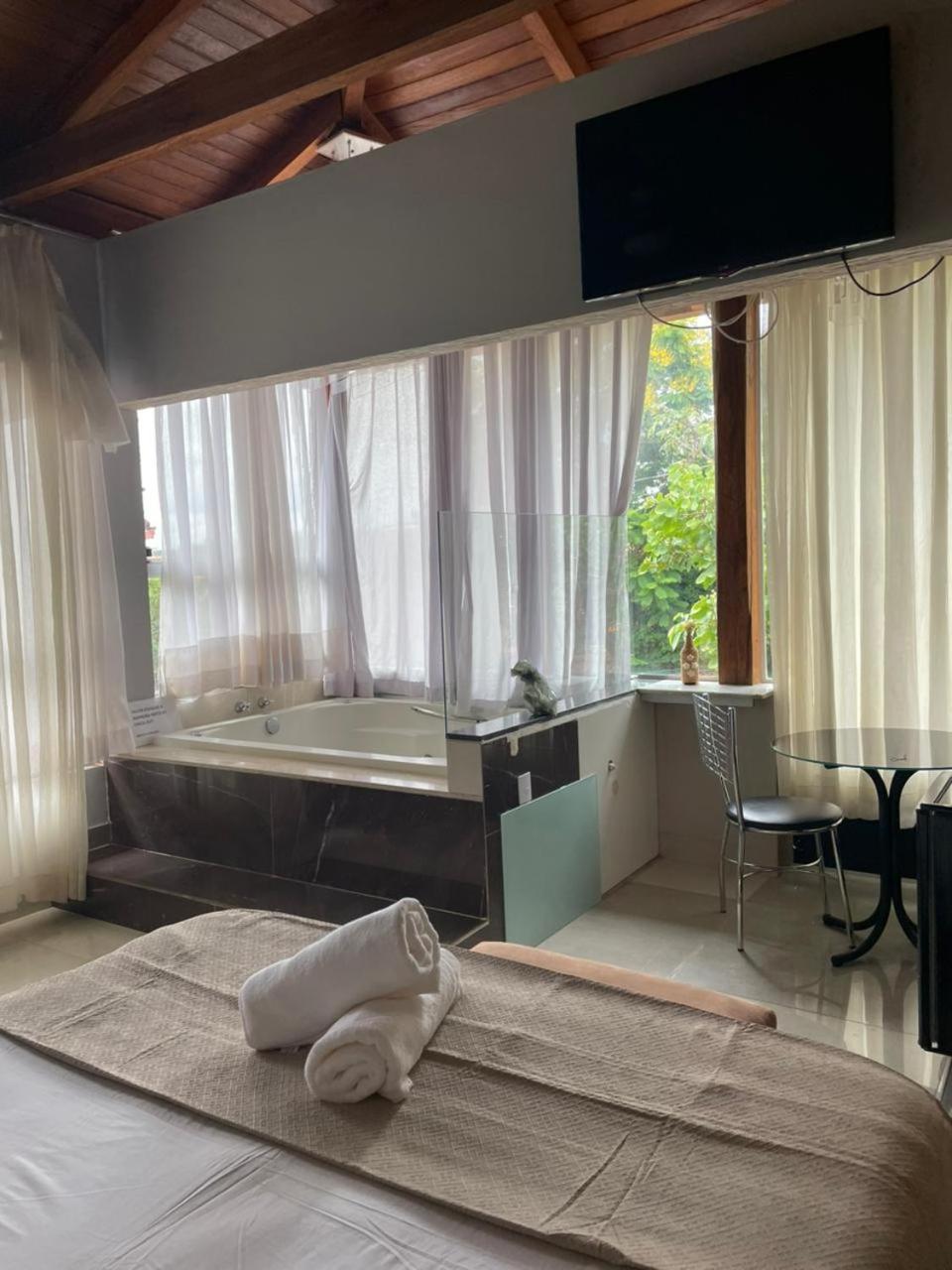 Suite Hot Tub,1743379486:JPEG