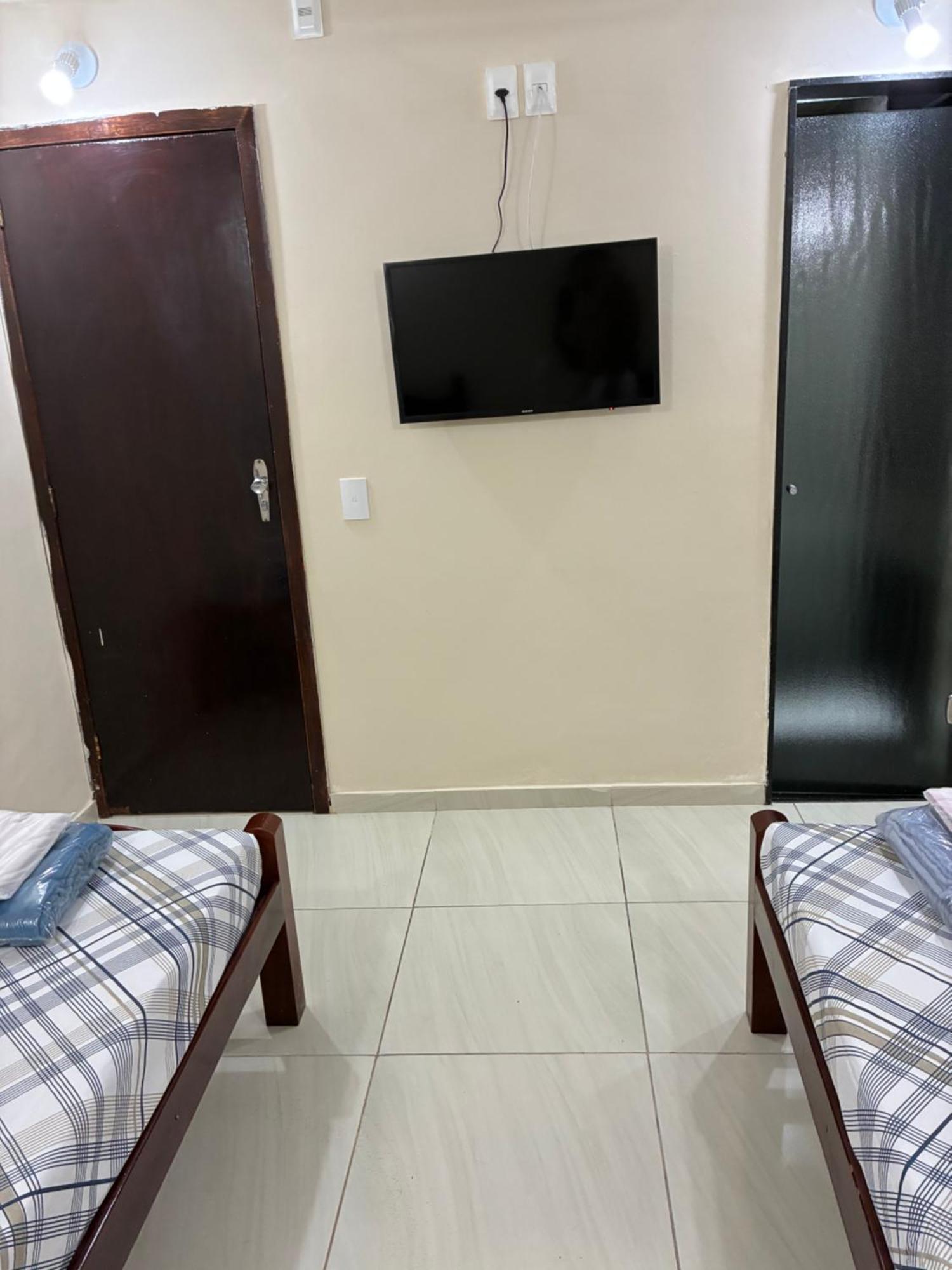 Quarto Econômico com 2 Camas de Solteiro